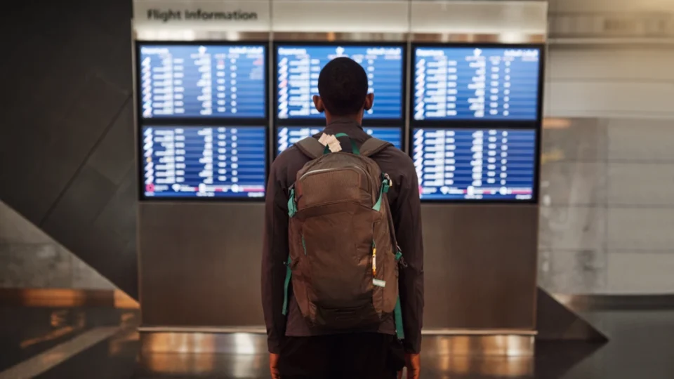 Mand kigger på departuretavle