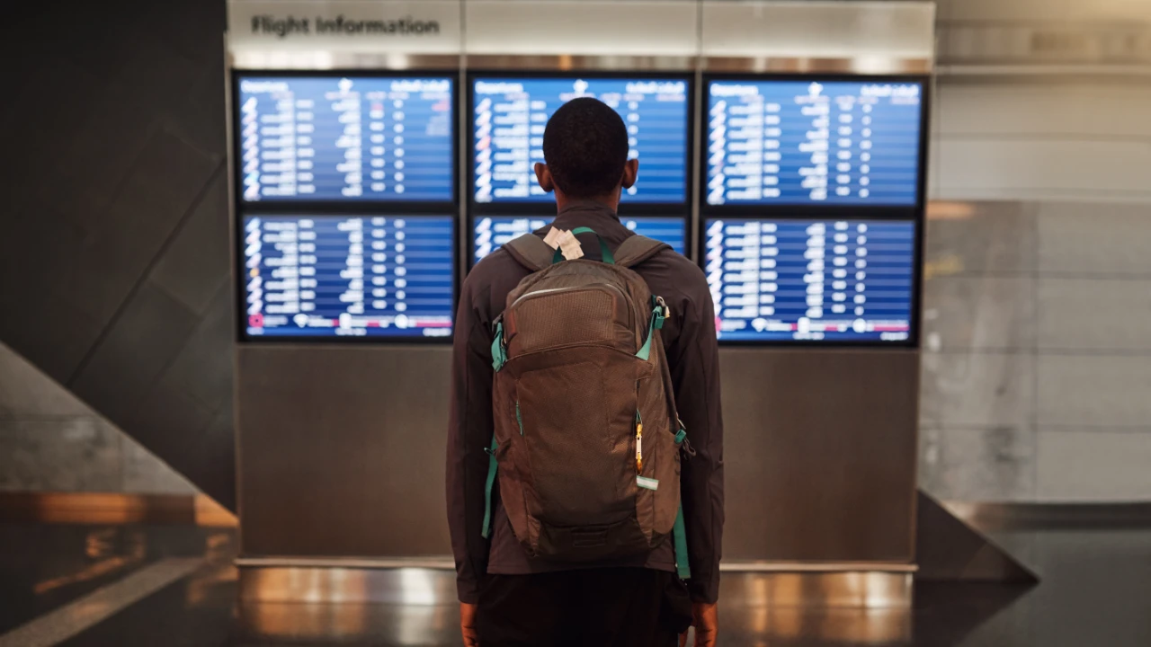 Mand kigger på departuretavle
